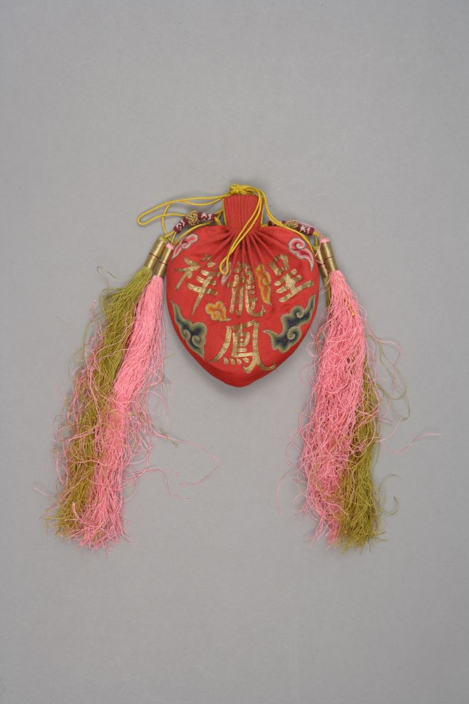 红色缎平金锁线绣龙凤呈祥活计